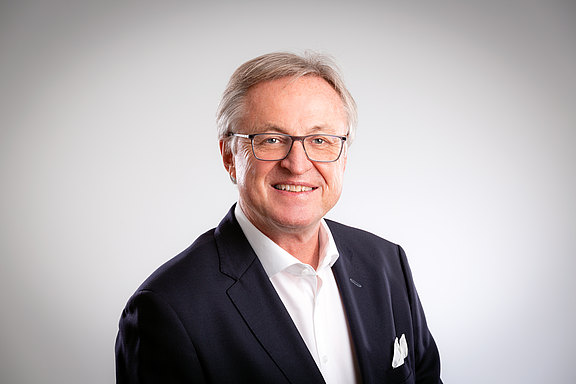 Portraitbild Hans Kellner, Querformat